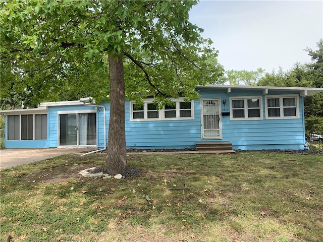 single story home featuring a front yard