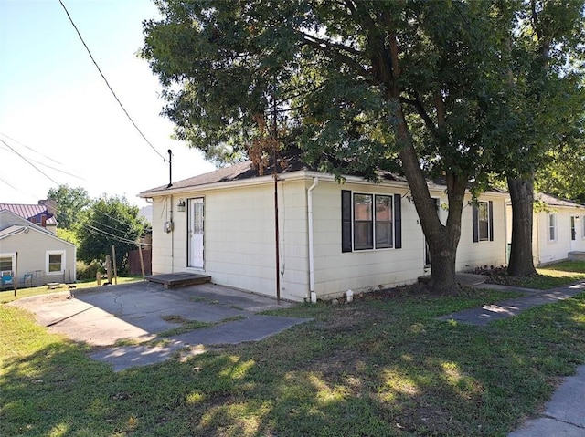 view of front of house with a patio and a front lawn