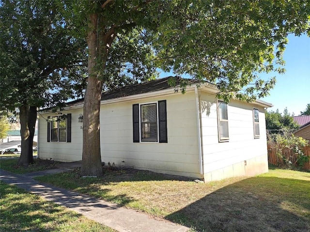 view of front of house with a front yard