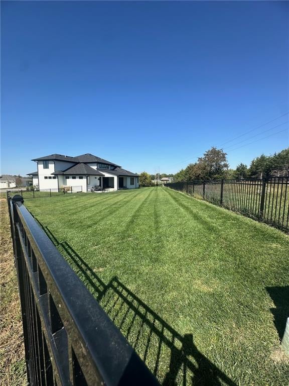 view of yard featuring a rural view