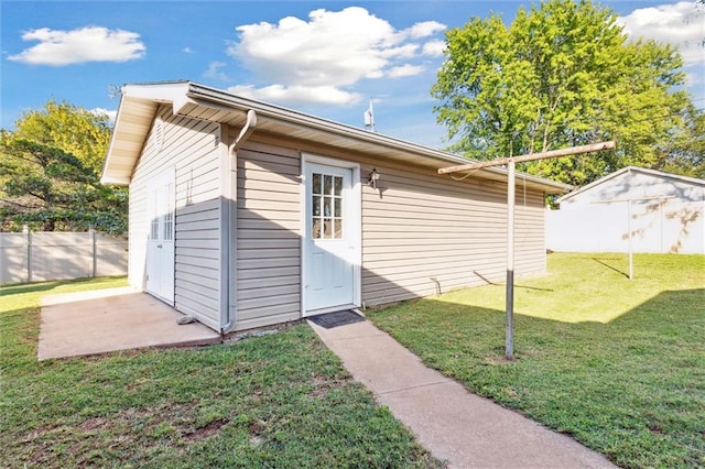 view of outdoor structure with a yard