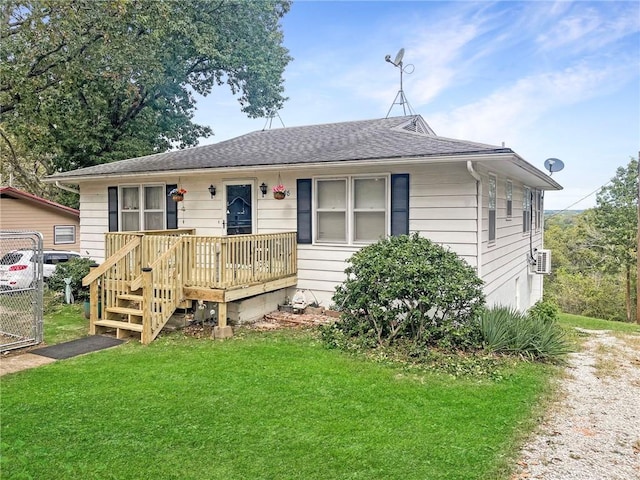 view of front of property featuring a front lawn