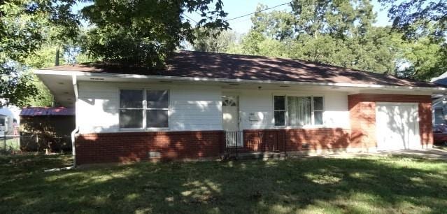 view of front facade featuring a front yard