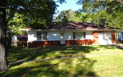 view of front of home with a front yard