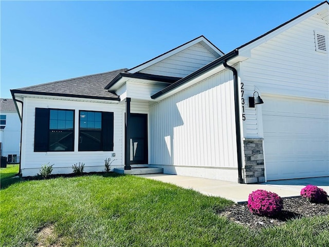 view of front of house featuring a front yard and a garage