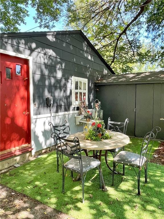 view of outdoor structure with a yard