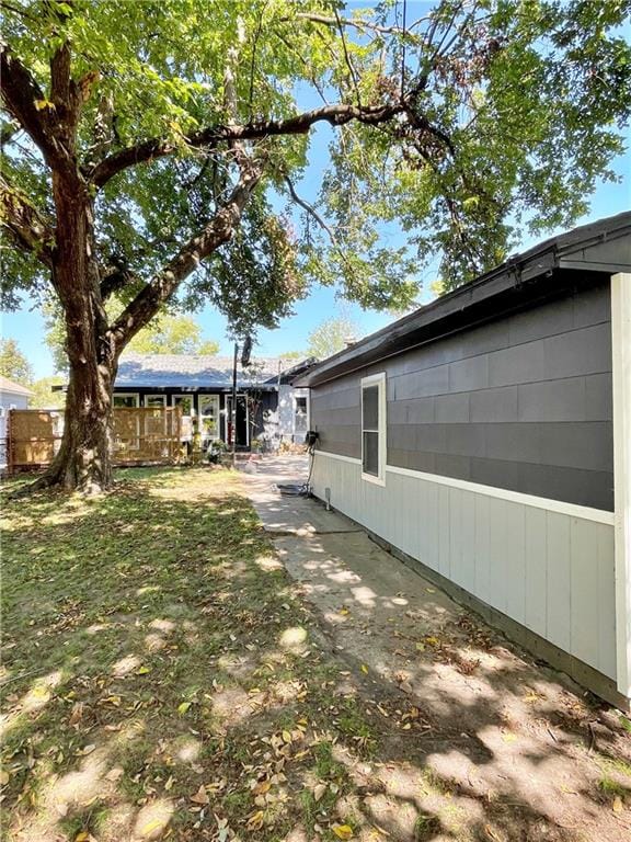 view of yard featuring a patio area