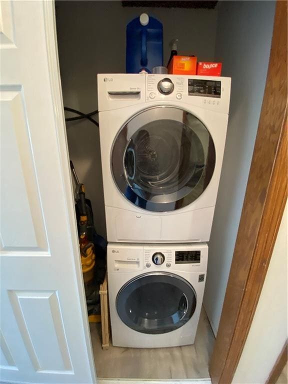 111 W 9th St, Maryville, MO 64468 - laundry area with stacked washer and dryer