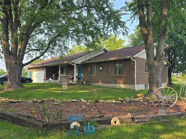 view of front of home featuring a front yard and a garage