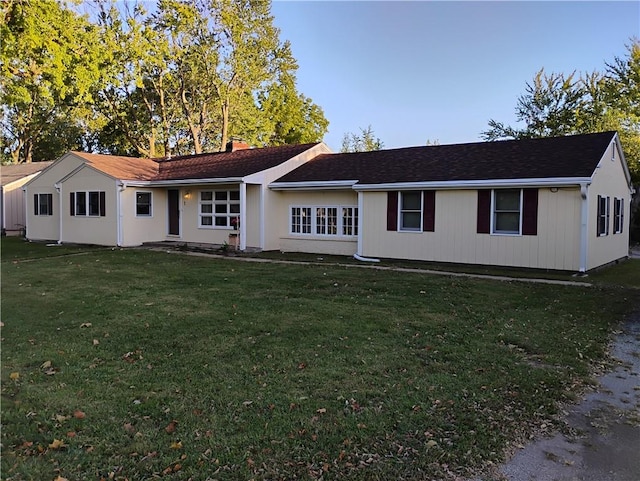 single story home with a front lawn