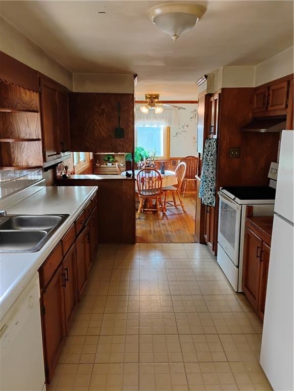 kitchen featuring sink, light hardwood / wood-style floors, white appliances, and ceiling fan