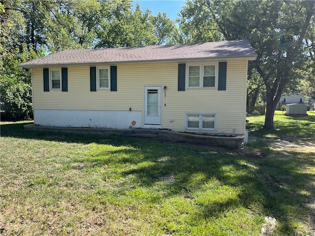 view of front of property featuring a front lawn