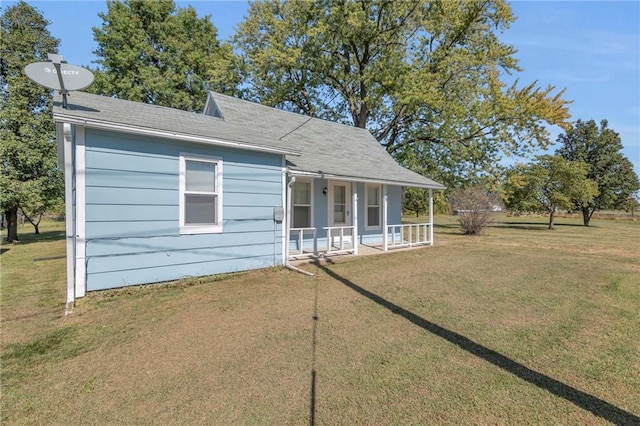 view of front of house with a front lawn