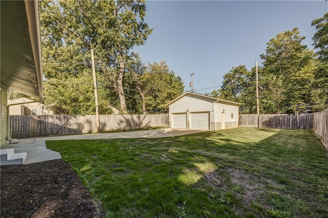 view of yard featuring an outdoor structure and a garage