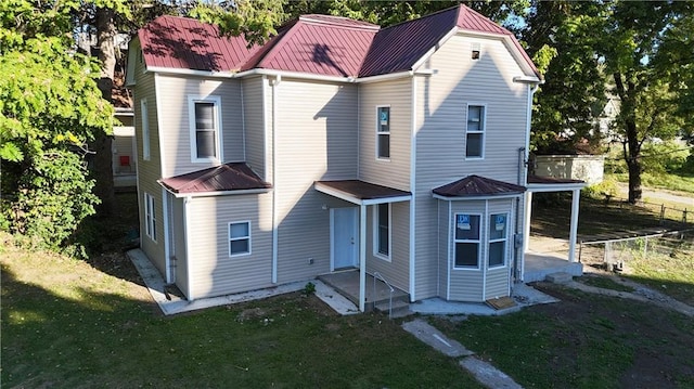 view of front of home featuring a front yard