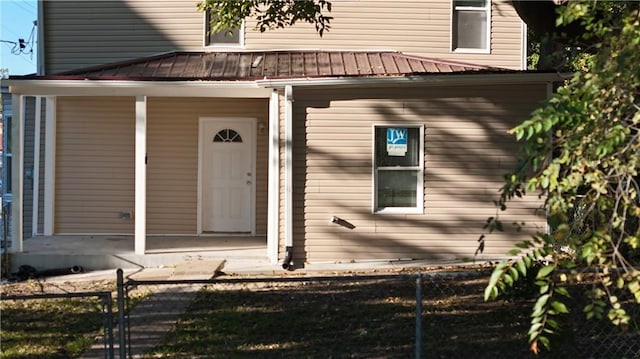 property entrance featuring a porch