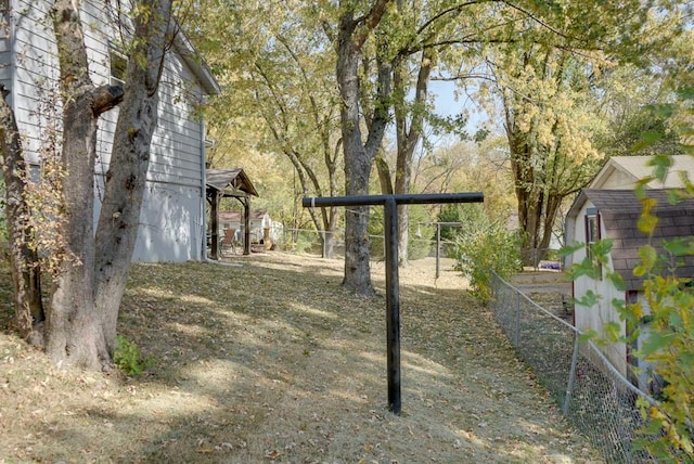 view of yard with an outdoor structure