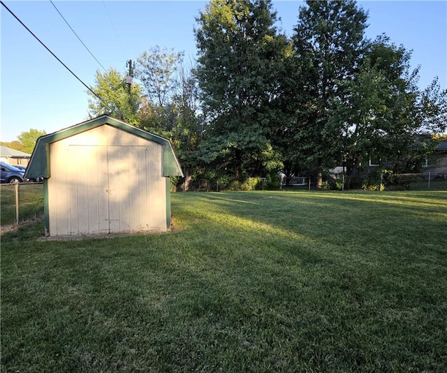 view of yard featuring a storage unit