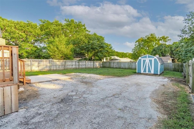 view of yard with a shed