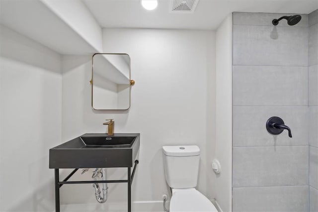 8301 Lee Blvd, Leawood, KS 66206 - bathroom featuring a sink, visible vents, toilet, and tiled shower