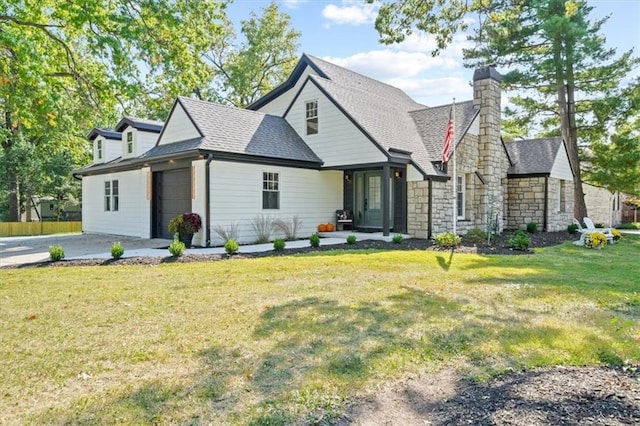 view of front facade featuring a front lawn and a garage