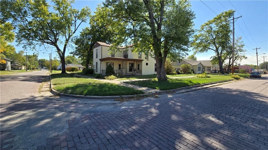 view of front of house featuring a front yard