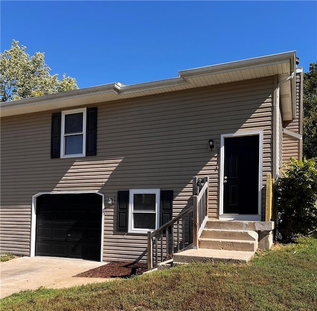 view of front facade featuring a garage