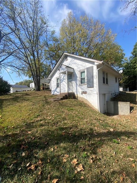 view of front of property featuring a front lawn