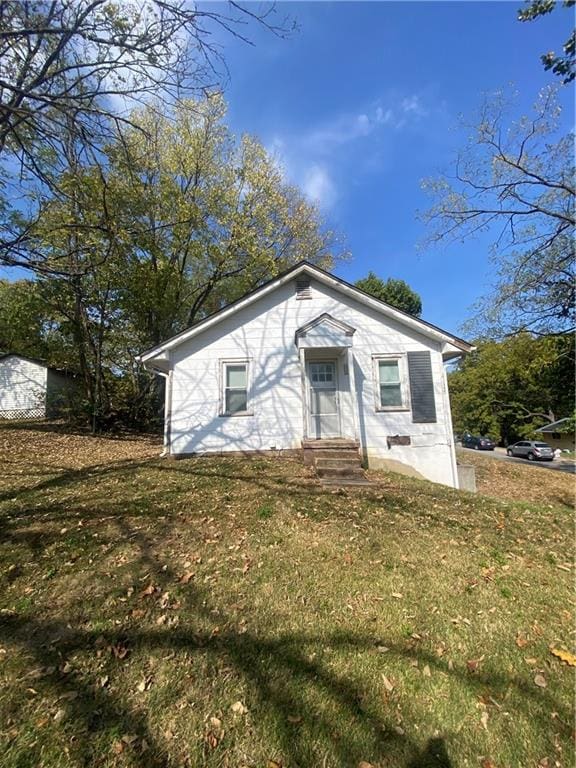 view of front of home featuring a front lawn