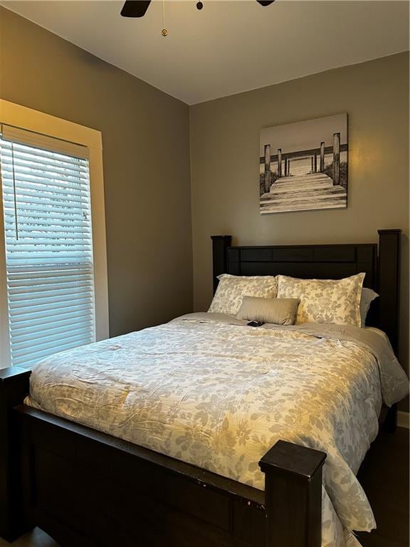 bedroom with ceiling fan