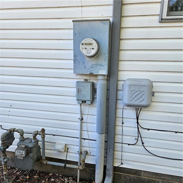 2007 Windsor Dr, Pittsburg, KS 66762 - details featuring gas meter and electric meter