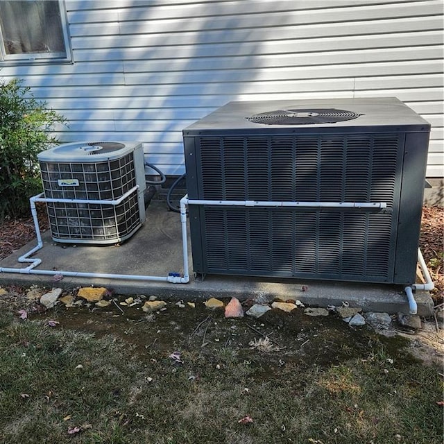 2007 Windsor Dr, Pittsburg, KS 66762 - details featuring central air condition unit
