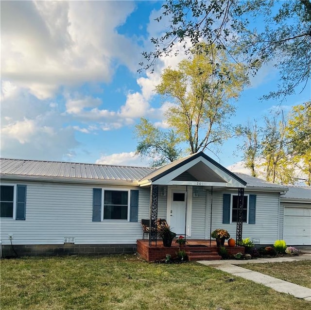 view of front of house featuring a front lawn, a porch, and a garage