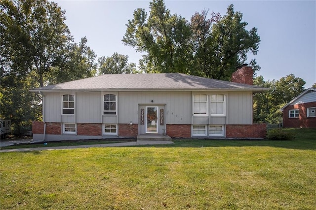 split foyer home featuring a front yard