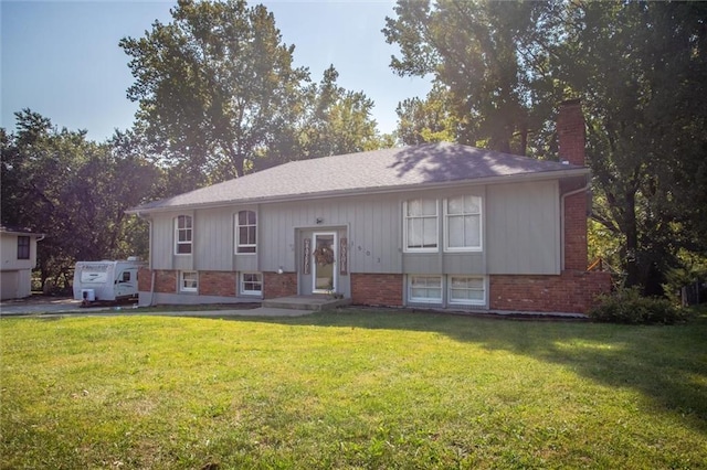 split foyer home with a front yard