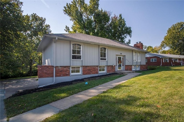 view of front facade featuring a front lawn