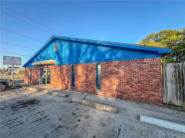 1201 S Willow St, Coffeyville, KS 67337 - view of side of home with brick siding