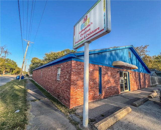 1201 S Willow St, Coffeyville, KS 67337 - exterior view of brick siding