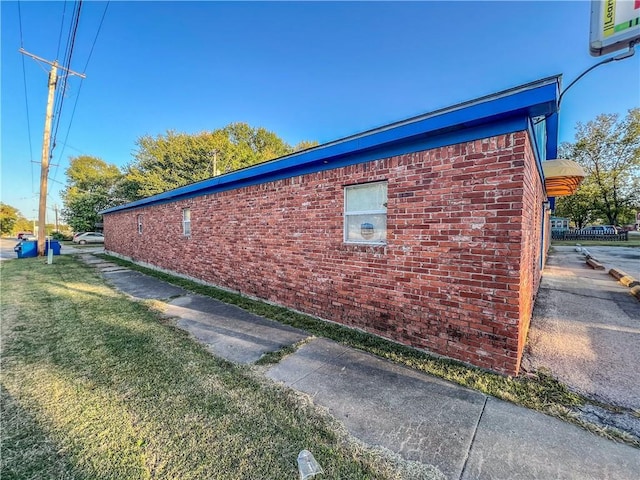 1201 S Willow St, Coffeyville, KS 67337 - view of property exterior featuring brick siding and a yard