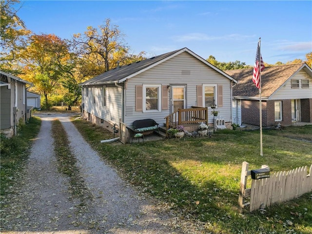 bungalow-style house featuring a front lawn