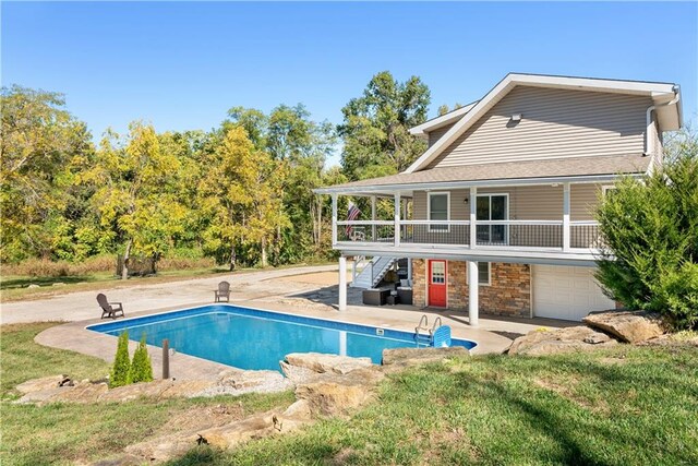 view of swimming pool featuring a patio