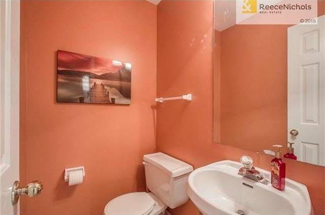 bathroom featuring toilet and sink