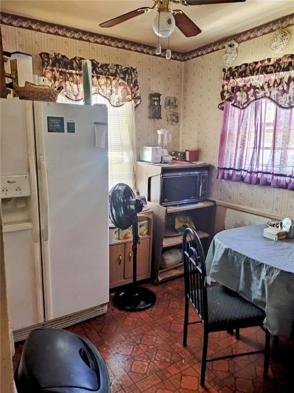 dining area with ceiling fan