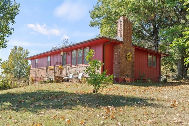 view of front facade featuring a front lawn