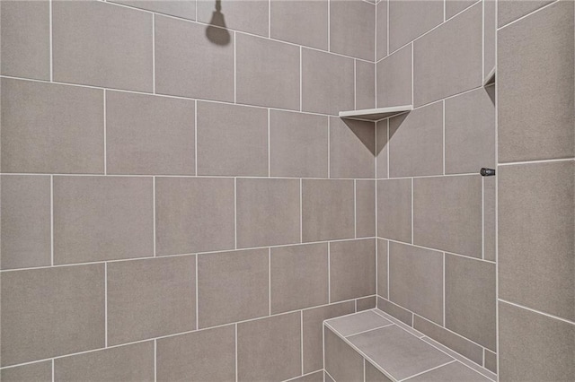 bathroom featuring tiled shower