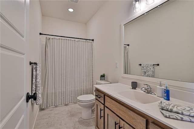 full bathroom with visible vents, toilet, recessed lighting, a shower with curtain, and vanity