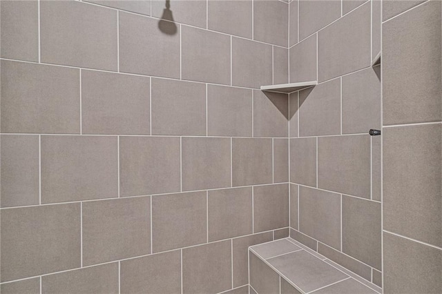 details featuring tiled shower