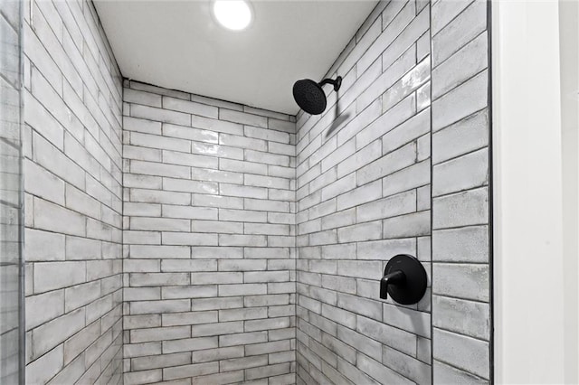 bathroom featuring a tile shower