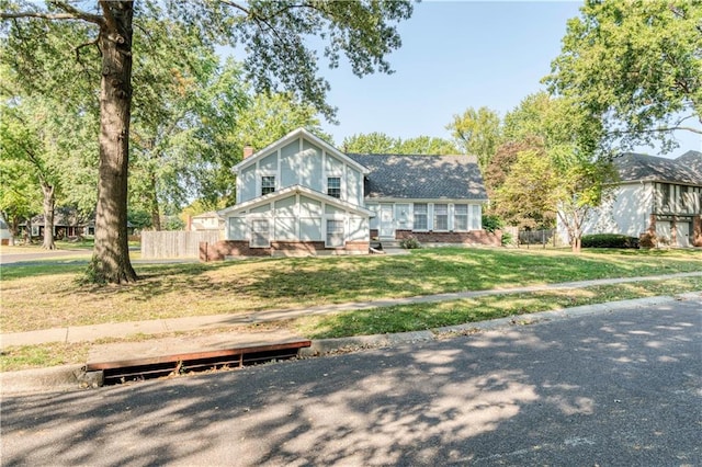 view of front of home featuring a front yard