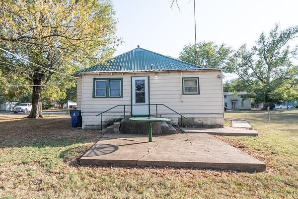 rear view of house featuring a yard